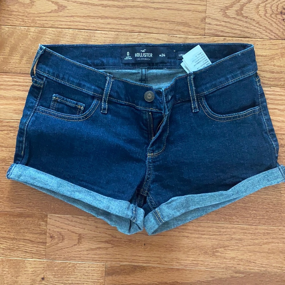 Hollister size 0 low rise short short. Dark blue. 2.5”